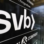 Fotografía de archivo en la que se registró un logo del banco estadounidense Silicon Valley (SVB), en una de sus sedes en Frankfurt (Alemania). EFE/Ronald Wittek