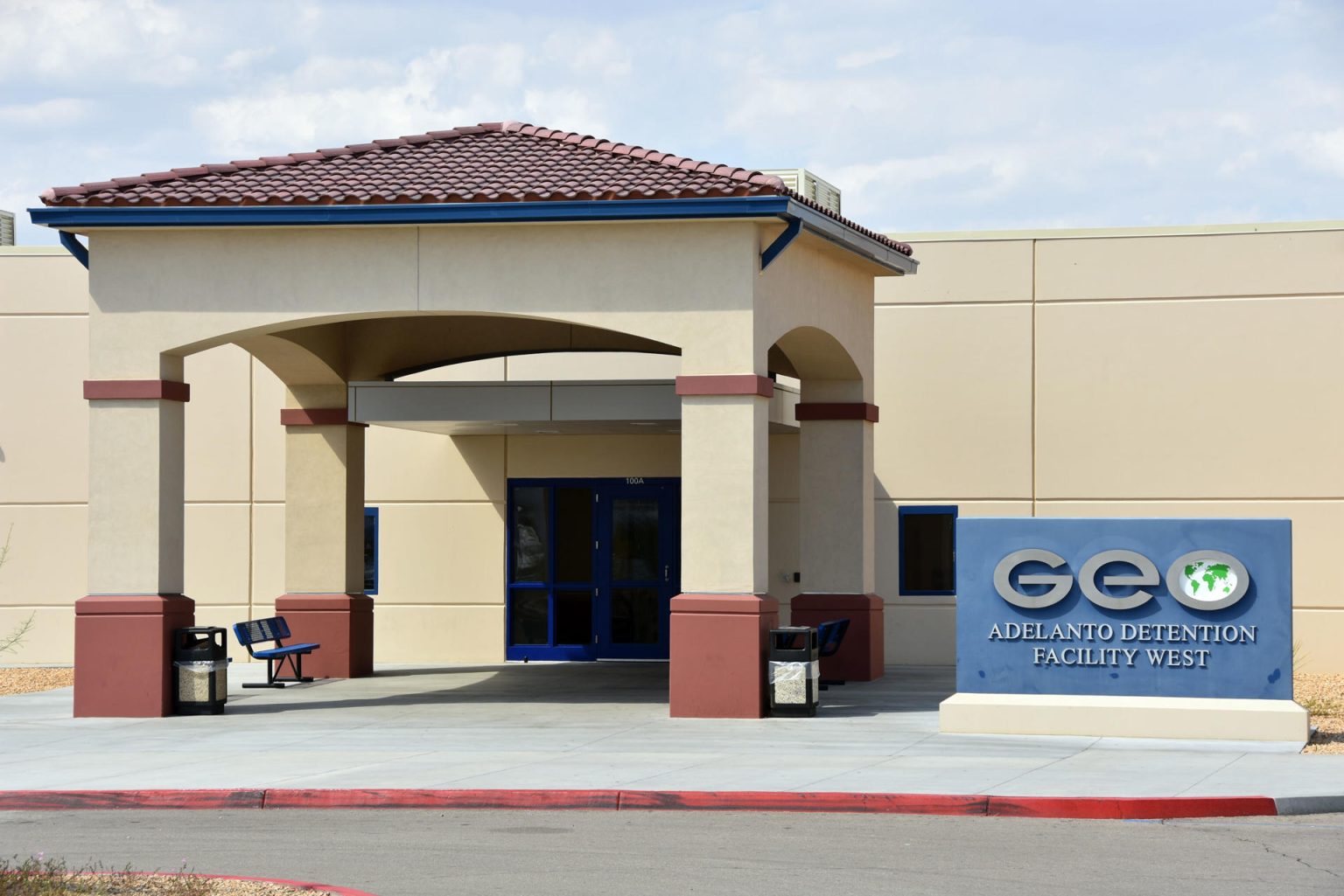 Imagen tomada a la entrada del Centro de Detención de Inmigrantes del Servicio de Inmigración y Control de Aduanas (ICE) en Adelanto, California. EFE/Iván Mejía