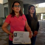 La presidenta de la organización "Libre Mariposa", Raquel Romero (i), y la representante de la Comisión Estatal de Derechos Humanos, Dulce Alcaraz, posan hoy, en la ciudad de Monterrey, estado de Nuevo León (México). EFE/ Aracely Chantaka