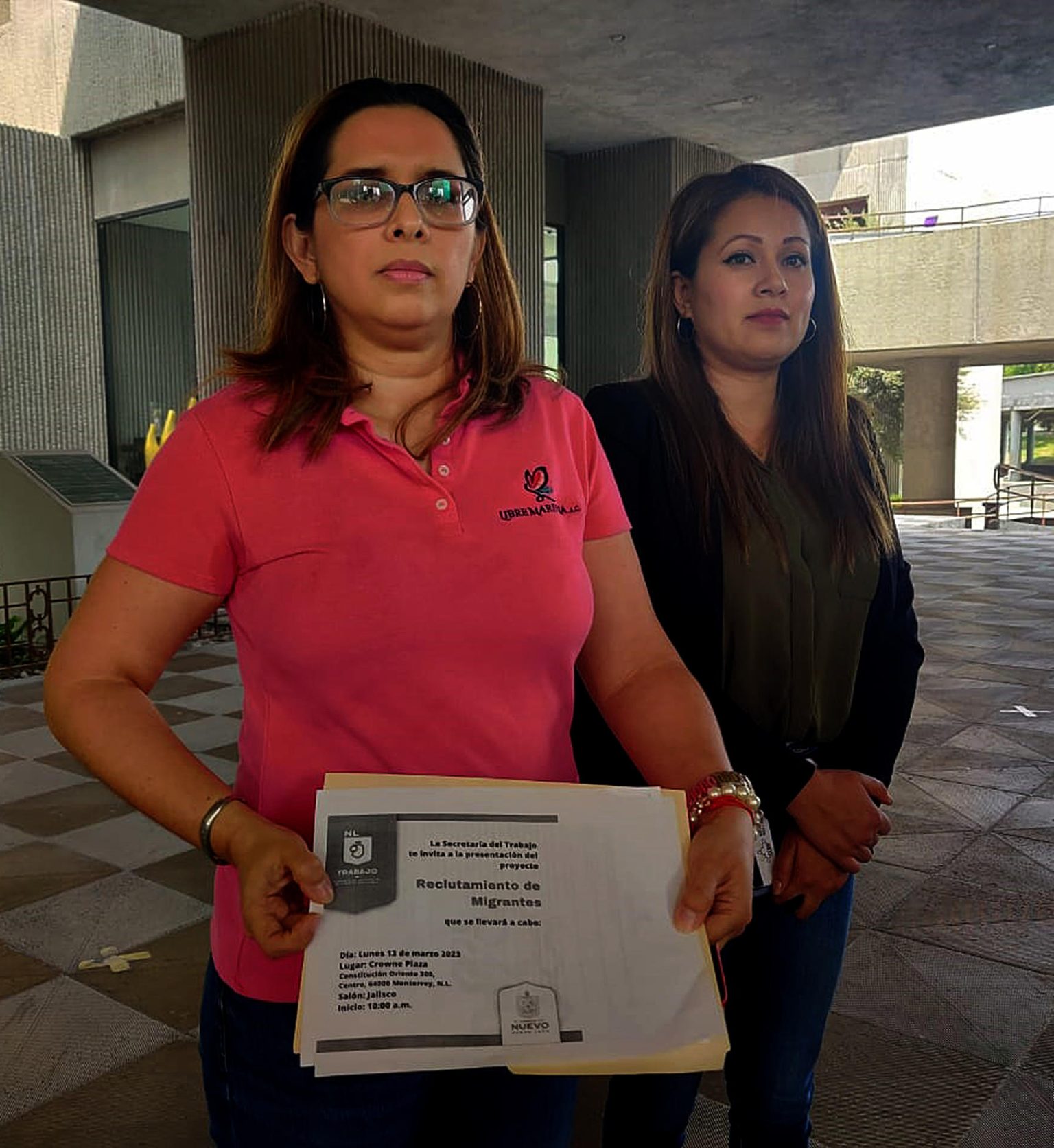 La presidenta de la organización "Libre Mariposa", Raquel Romero (i), y la representante de la Comisión Estatal de Derechos Humanos, Dulce Alcaraz, posan hoy, en la ciudad de Monterrey, estado de Nuevo León (México). EFE/ Aracely Chantaka