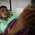 Víctor Medina, un venezolano de 35 años, usa su celular el 16 de marzo de 2023 en el Hogar Medalla Milagrosa en David, Chiriquí (Panamá). EFE/Bienvenido Velasco