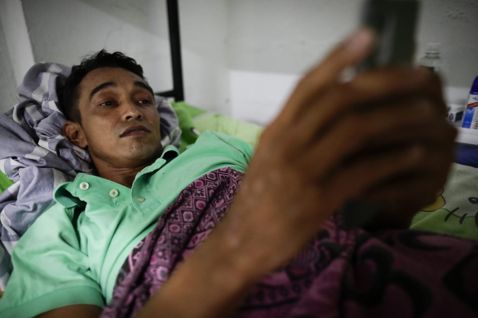 Víctor Medina, un venezolano de 35 años, usa su celular el 16 de marzo de 2023 en el Hogar Medalla Milagrosa en David, Chiriquí (Panamá). EFE/Bienvenido Velasco