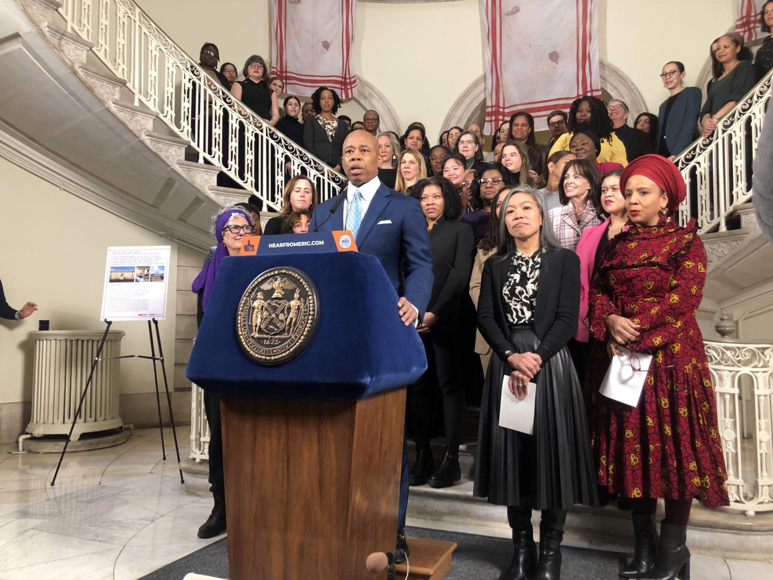 El alcalde de Nueva York, Eric Adams, habla durante la instalación de los trapos sucios de cocina de la artista española Elena del Rivero, que forman parte de su proyecto "Home Address", hoy en la escalinata de la Alcaldía de Nueva York (EE. UU). EFE/Javier Otazu