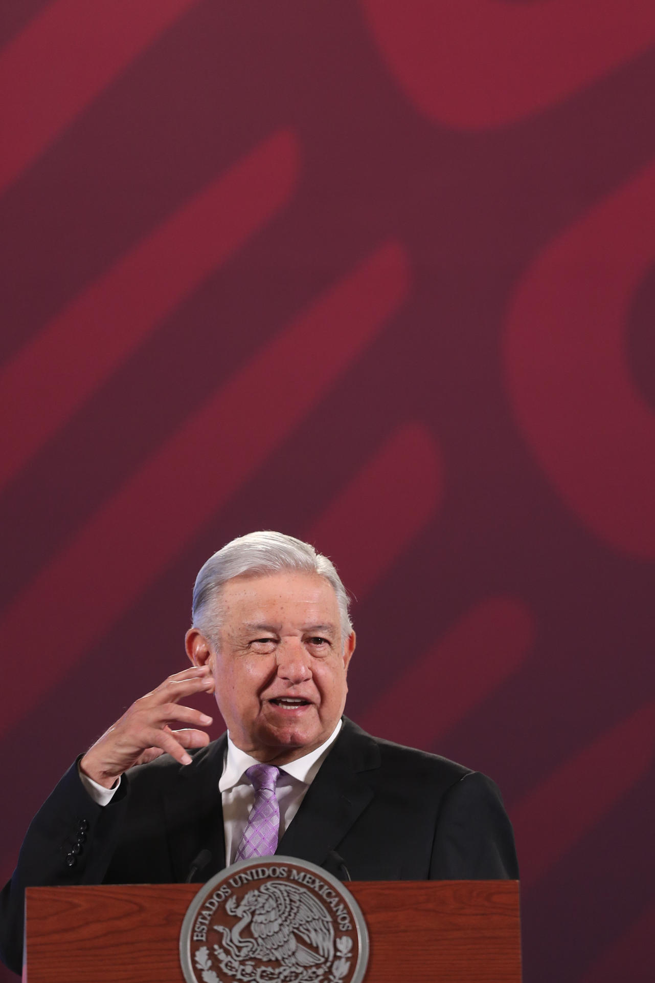 El presidente Andrés Manuel López Obrador, habla durante la conferencia matutina en el Palacio Nacional, hoy en Ciudad de México. (México). EFE/ Isaac Esquivel