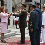 Fotografía cedida por la Presidencia del Perú de la presidenta de Perú, Dina Boluarte, quien recibió el bastón de mando de las Fuerzas Armadas y de la Policía Nacional (PNP), en una ceremonia en el Palacio de Gobierno en Lima (Perú). EFE/ Presidencia Del Perú SOLO USO EDITORIAL/NO VENTAS/SOLO DISPONIBLE PARA ILUSTRAR LA NOTICIA QUE ACOMPAÑA/CRÉDITO OBLIGATORIO