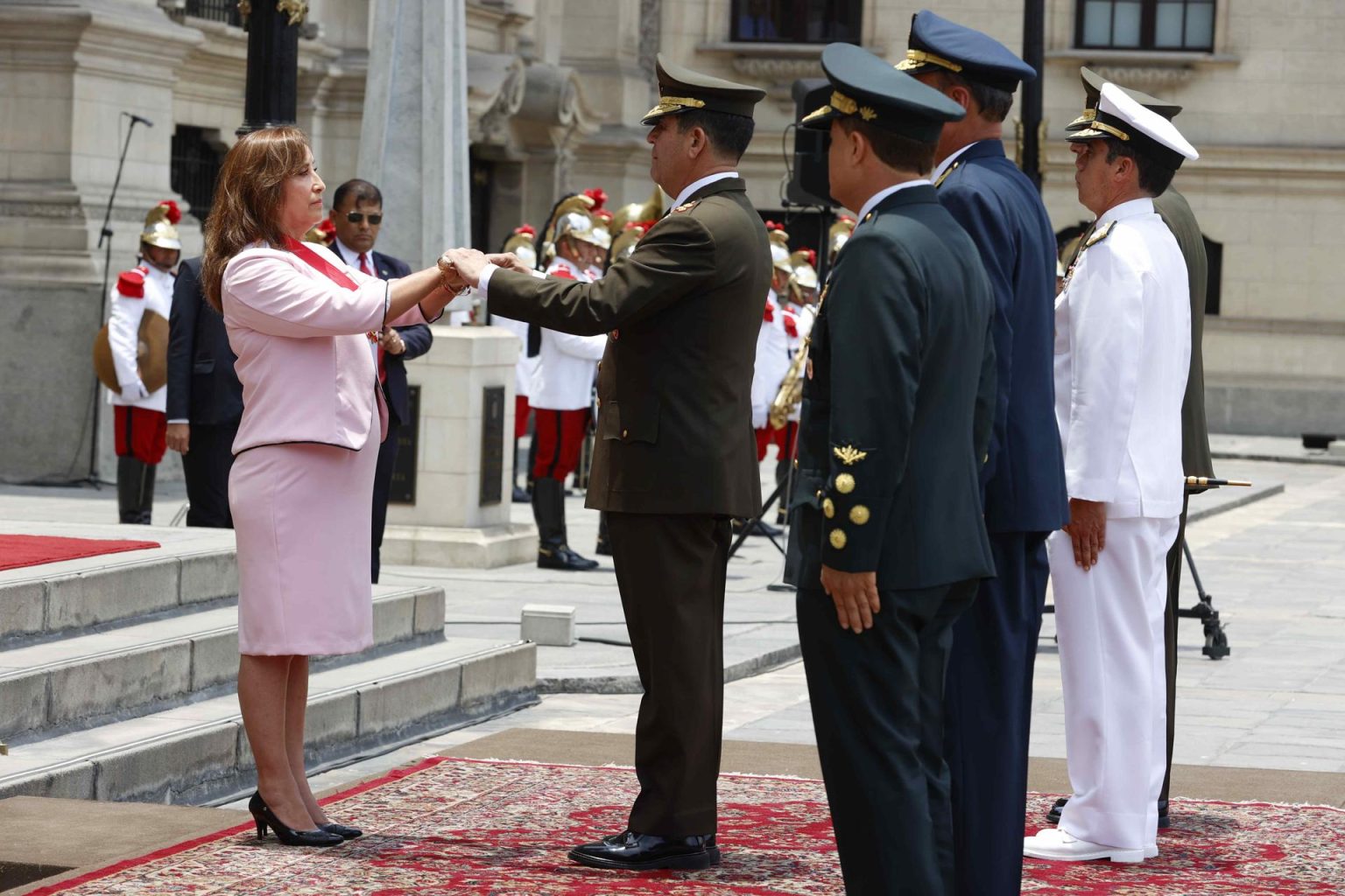 Fotografía cedida por la Presidencia del Perú de la presidenta de Perú, Dina Boluarte, quien recibió el bastón de mando de las Fuerzas Armadas y de la Policía Nacional (PNP), en una ceremonia en el Palacio de Gobierno en Lima (Perú). EFE/ Presidencia Del Perú SOLO USO EDITORIAL/NO VENTAS/SOLO DISPONIBLE PARA ILUSTRAR LA NOTICIA QUE ACOMPAÑA/CRÉDITO OBLIGATORIO