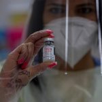 Una enfermera prepara una dosis de la vacuna de Moderna contra la covid-19, en la Plaza de las Américas en San Juan (Puerto Rico). EFE/Thais Llorca