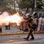 Miembros de la Policía enfrentan a manifestantes durante una jornada de protestas antigubernamentales que exigen la renuncia de la presidenta Dina Boluarte, entre otras demandas en Lima (Perú). EFE/ Antonio Melgarejo