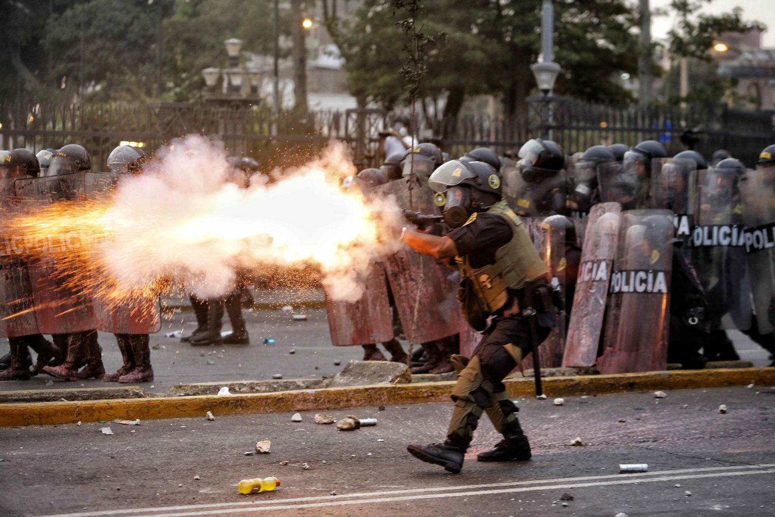 Miembros de la Policía enfrentan a manifestantes durante una jornada de protestas antigubernamentales que exigen la renuncia de la presidenta Dina Boluarte, entre otras demandas en Lima (Perú). EFE/ Antonio Melgarejo