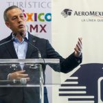 El director general de Aeroméxico, Andrés Conesa, habla durante su participación en el Tianguis Turístico México hoy en el Centro Banamex en Ciudad de México (México). EFE/Isaac Esquivel