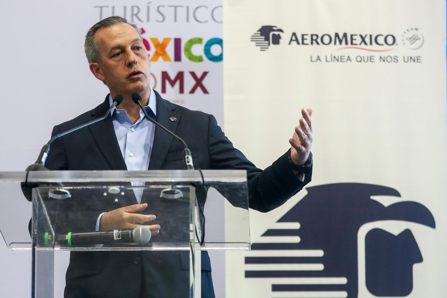 El director general de Aeroméxico, Andrés Conesa, habla durante su participación en el Tianguis Turístico México hoy en el Centro Banamex en Ciudad de México (México). EFE/Isaac Esquivel