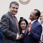 Los ex presos políticos de Nicaragua Felix Maradiaga (d) (Presidente de la Fundación Libertad para Nicaragua) y Juan Sebastián Chamorro (Director de la Alianza Justicia y Democracia) se saludan antes de testificar ante el Subcomité de Asuntos Exteriores, durante una audiencia sobre la "Guerra del Régimen del Presidente Ortega Murillo contra la Iglesia Católica y la Sociedad Civil", hoy en el edificio Rayburn del Congreso en Washington (EE.UU.). EFE/ Lenin Nolly