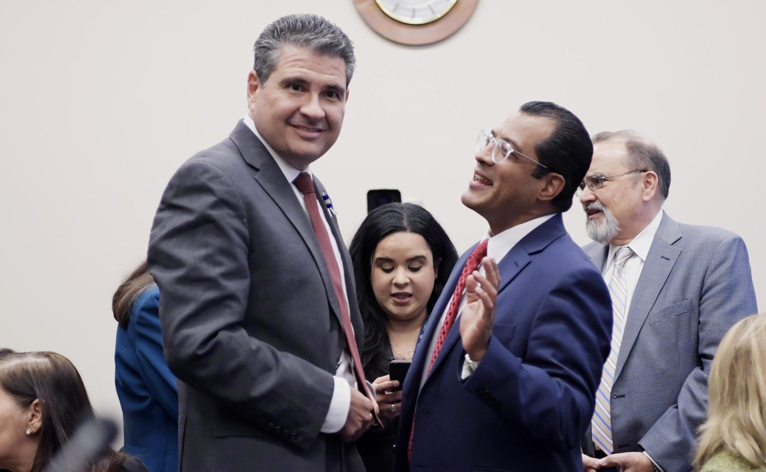 Los ex presos políticos de Nicaragua Felix Maradiaga (d) (Presidente de la Fundación Libertad para Nicaragua) y Juan Sebastián Chamorro (Director de la Alianza Justicia y Democracia) se saludan antes de testificar ante el Subcomité de Asuntos Exteriores, durante una audiencia sobre la "Guerra del Régimen del Presidente Ortega Murillo contra la Iglesia Católica y la Sociedad Civil", hoy en el edificio Rayburn del Congreso en Washington (EE.UU.). EFE/ Lenin Nolly