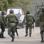 Fotografía de archivo donde se observa a miembros del Ejercito Mexicano mientras resguardan la zona donde hubo un enfrentamiento en la colonia Loma de Rodriguera, en Culiacán (México). EFE/Juan Carlos Cruzá