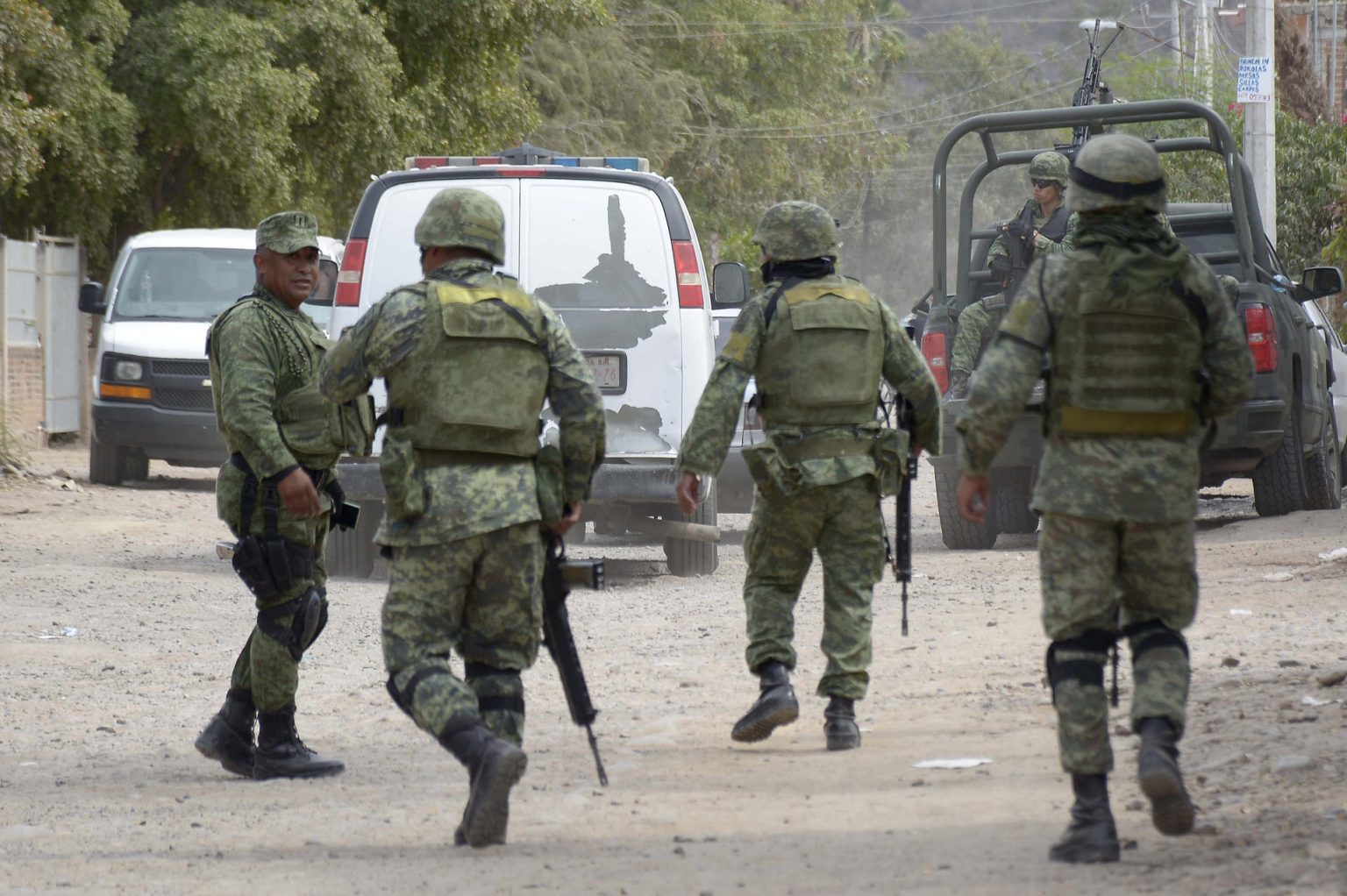 Fotografía de archivo donde se observa a miembros del Ejercito Mexicano mientras resguardan la zona donde hubo un enfrentamiento en la colonia Loma de Rodriguera, en Culiacán (México). EFE/Juan Carlos Cruzá