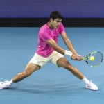 El español Carlos Alcaraz en acción frente al estadounidense Taylor Fritz en los cuartos de final del Miami Open en el Hard Rock Stadium, en Miami, Florida (EE.UU.), este 30 de marzo de 2023. EFE/EPA/Cristóbal Herrera-Ulashkevich