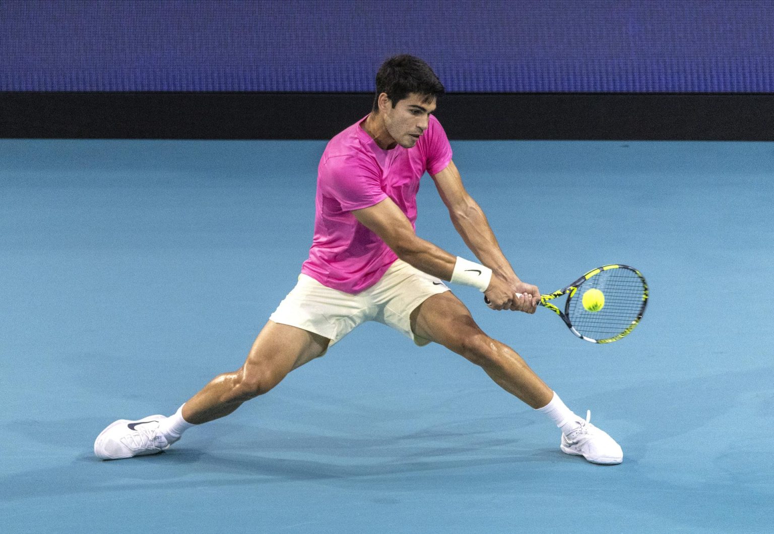 El español Carlos Alcaraz en acción frente al estadounidense Taylor Fritz en los cuartos de final del Miami Open en el Hard Rock Stadium, en Miami, Florida (EE.UU.), este 30 de marzo de 2023. EFE/EPA/Cristóbal Herrera-Ulashkevich