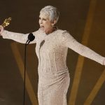 Jamie Lee Curtis consigue el óscar a la mejor actriz secundaria por su papel en "Evrything Everywhere All at Once" durante la 95 edición de los galardones de la Academia de Hollywood. EFE/EPA/ETIENNE LAURENT