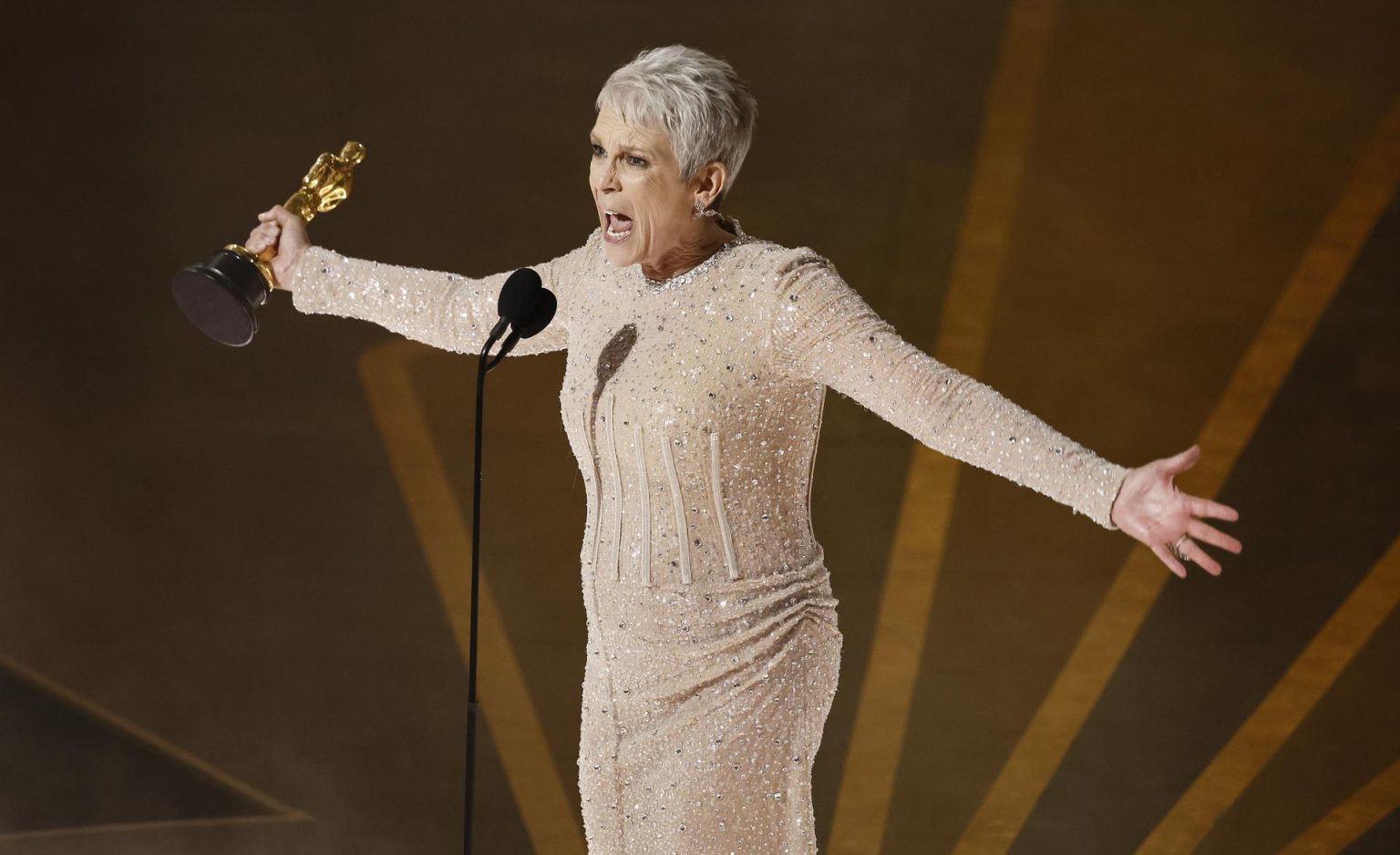 Jamie Lee Curtis consigue el óscar a la mejor actriz secundaria por su papel en "Evrything Everywhere All at Once" durante la 95 edición de los galardones de la Academia de Hollywood. EFE/EPA/ETIENNE LAURENT