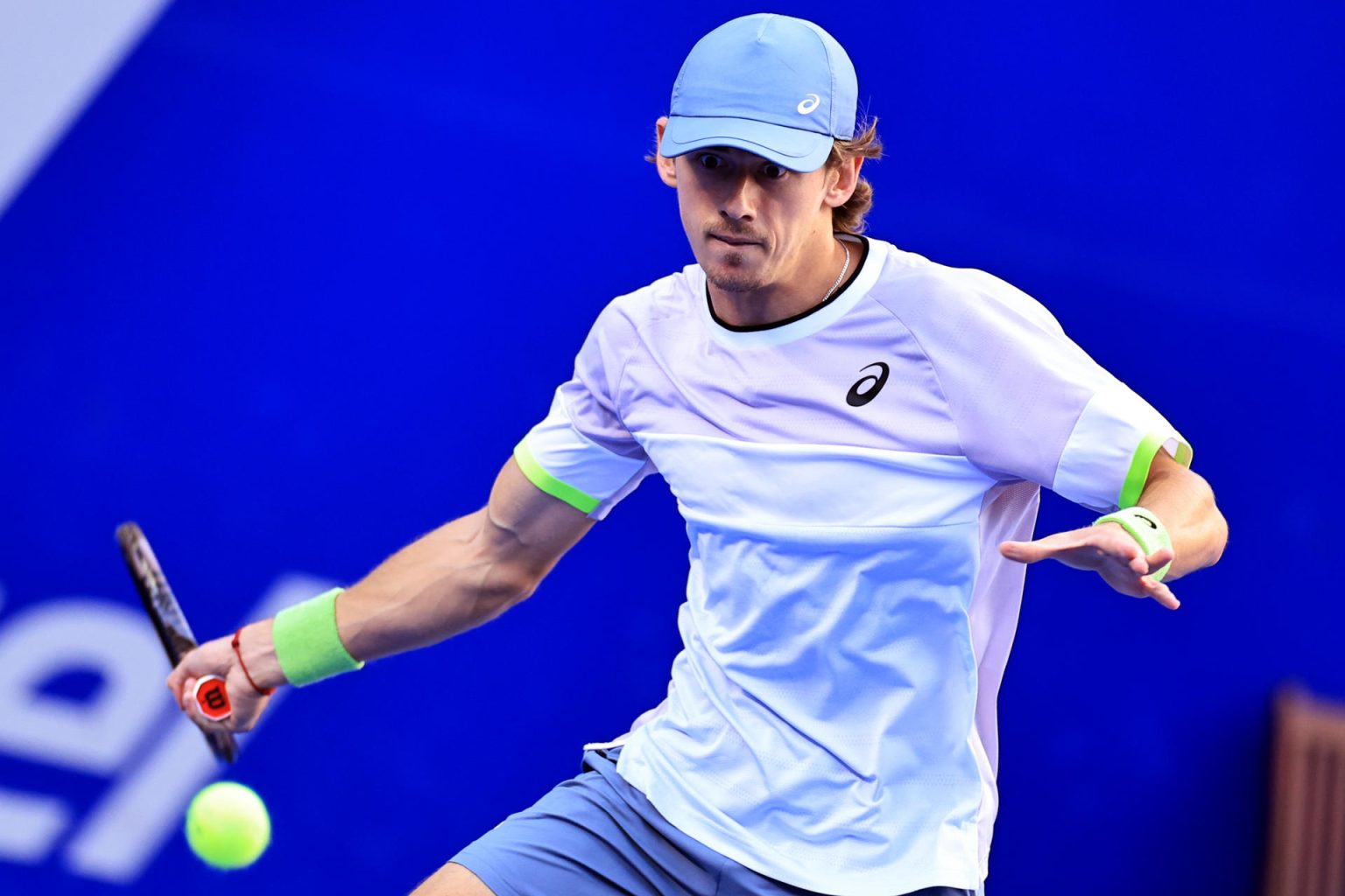 El tenista británico Alex De Minaur en acción ante el japones Taro Daniel hoy, durante un partido del Abierto Mexicano de Tenis 2023, en el balneario de Acapulco, en el estado de Guerrero (México). EFE/ David Guzmán