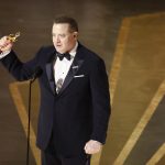 Brendan Fraser después de ganar el óscar al mejor actor por 'The wale' durante la 95 edición de los Premios de la Academia. EFE/EPA/ETIENNE LAURENT