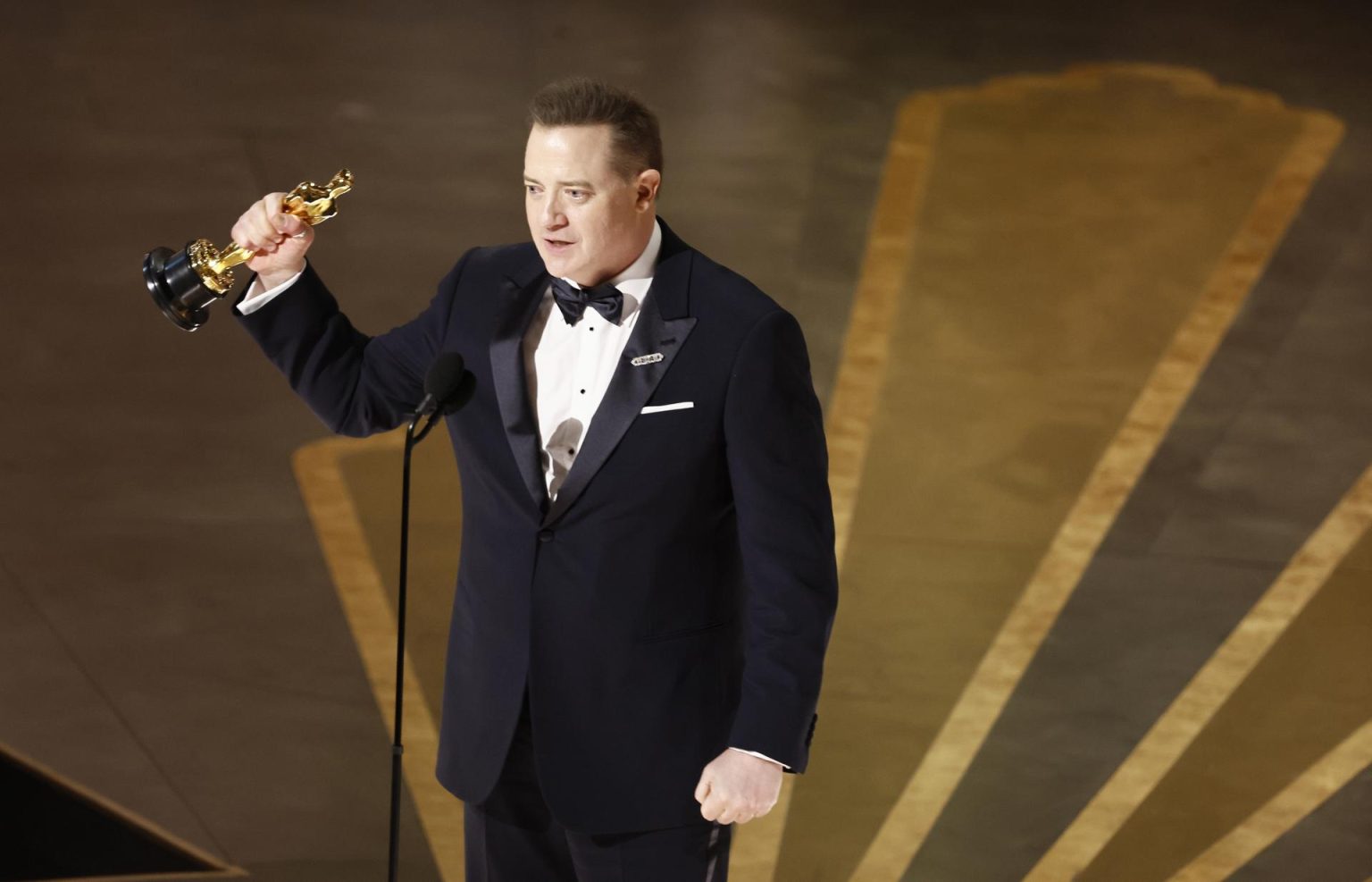 Brendan Fraser después de ganar el óscar al mejor actor por 'The wale' durante la 95 edición de los Premios de la Academia. EFE/EPA/ETIENNE LAURENT