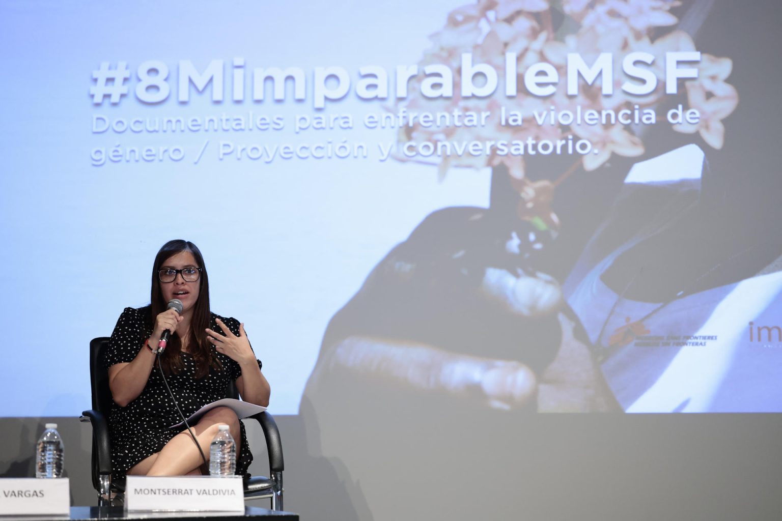 La trabajadora social del Instituto  para las Mujeres en la Migración. Montserrat Valdivia, participa hoy durante un acto celebrado en la capital mexicana para la presentación de una serie de documentales que denuncian los retos que afrontan las mujeres migrantes en México y otras partes del mundo con motivo del Día Mundial de la Mujer en la Capital Mexicana.  EFE/José Méndez