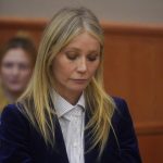 La actriz estadounidense Gwyneth Paltrow reacciona al veredicto en el juicio por su colisión de esquí en 2016 con Terry Sanderson, de 76 años, el último día de su juicio de ocho días, hoy, en Park City, Utah (EE.UU.). EFE/ Rick Bowmer / Pool