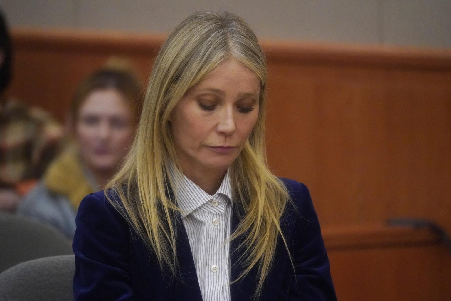 La actriz estadounidense Gwyneth Paltrow reacciona al veredicto en el juicio por su colisión de esquí en 2016 con Terry Sanderson, de 76 años, el último día de su juicio de ocho días, hoy, en Park City, Utah (EE.UU.). EFE/ Rick Bowmer / Pool