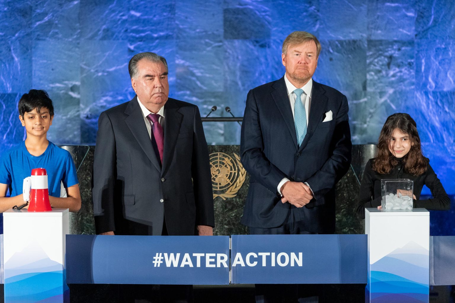 Fotografía cedida por la ONU donde aparecen el presidente de la República de Tayikistán, Emomali Rahmon (i), y el rey Guillermo Alejandro de los Países Bajos (d), durante la inauguración de la Conferencia del Agua, hoy, en la sede del organismo internacional en Nueva York (Estados Unidos). EFE/ Mark Garten / ONU/ / SOLO USO EDITORIAL/ SOLO DISPONIBLE PARA ILUSTRAR LA NOTICIA QUE ACOMPAÑA (CRÉDITO OBLIGATORIO)