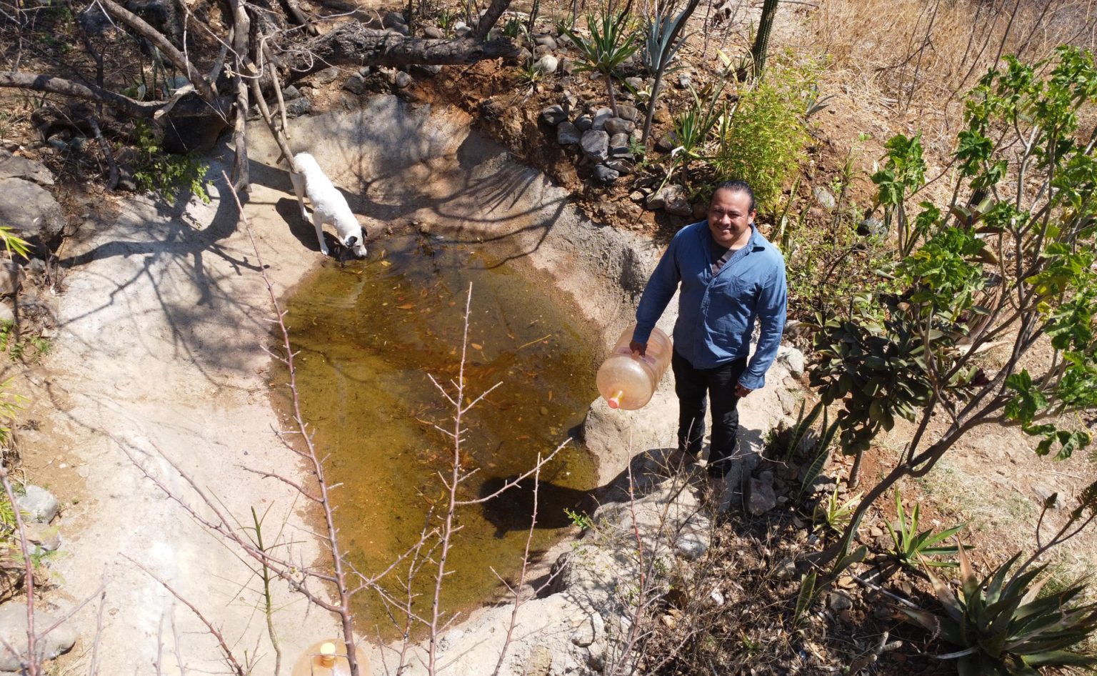 El ambientalista Carlos Alberto Morales posa junto a un oasis el 21 de marzo de 2023, en el estado de Oaxaca (México). EFE/Jesús Méndez