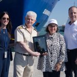 Fotografía cedida por el Condado de Miami-Dade  donde aparece su alcaldesa, Daniella Levine Cava (2d), mientras posa este domingo junto al capitán del buque de carga "Seaboard Blue", Mieczyslaw Hoppe (2i), y el presidente y director ejecutivo de la compañía Seabord Marine, Eddie González (d), en el Puerto de Miami, Florida. EFE/Condado Miami-Dade /SOLO USO EDITORIAL/NO VENTAS/SOLO DISPONIBLE PARA ILUSTRAR LA NOTICIA QUE ACOMPAÑA/CRÉDITO OBLIGATORIO