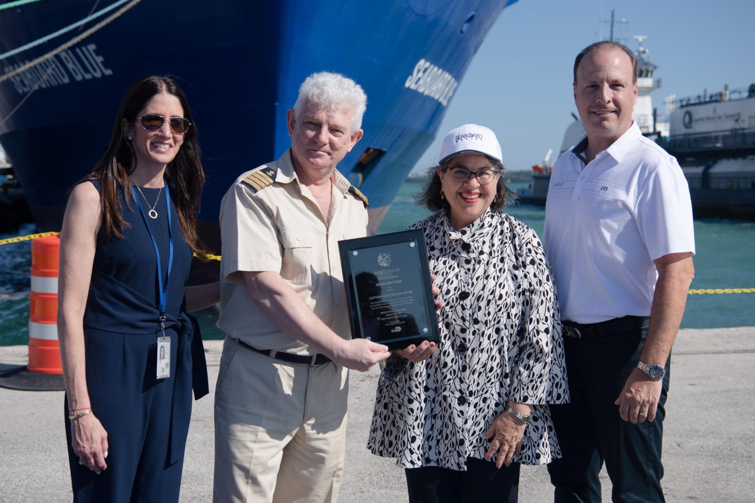 Fotografía cedida por el Condado de Miami-Dade  donde aparece su alcaldesa, Daniella Levine Cava (2d), mientras posa este domingo junto al capitán del buque de carga "Seaboard Blue", Mieczyslaw Hoppe (2i), y el presidente y director ejecutivo de la compañía Seabord Marine, Eddie González (d), en el Puerto de Miami, Florida. EFE/Condado Miami-Dade /SOLO USO EDITORIAL/NO VENTAS/SOLO DISPONIBLE PARA ILUSTRAR LA NOTICIA QUE ACOMPAÑA/CRÉDITO OBLIGATORIO