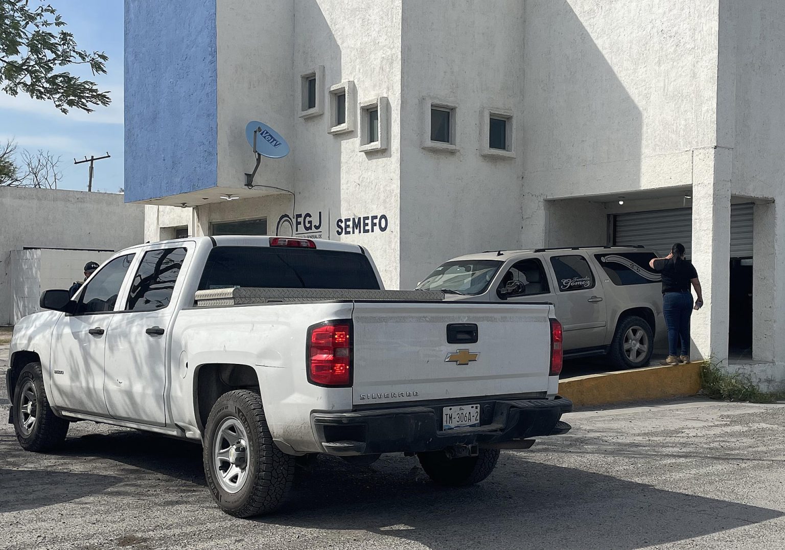 Trabajadores de una funeraria trasladan los cuerpos de dos ciudadanos estadounidenses, al Servicio Médico Forense hoy, en Matamoros (México). EFE/Str/Mejor calidad disponible