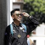 El estudiante mexicano Omar Saldaña Penetro camina por las calles en busca de ayuda para conseguir su sueño de ser astronauta análogo en una misión de la NASA, el 18 de marzo de 2023, en Puebla (México). EFE/ Hilda Ríos