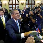 Fotografía en la que se observa al gobernador de Puerto Rico, Pedro Pierluisi, saludando a su llegada para dar su mensaje anual sobre la situación del Estado ante la Asamblea Legislativa en San Juan (Puerto Rico). EFE/Thais Llorca