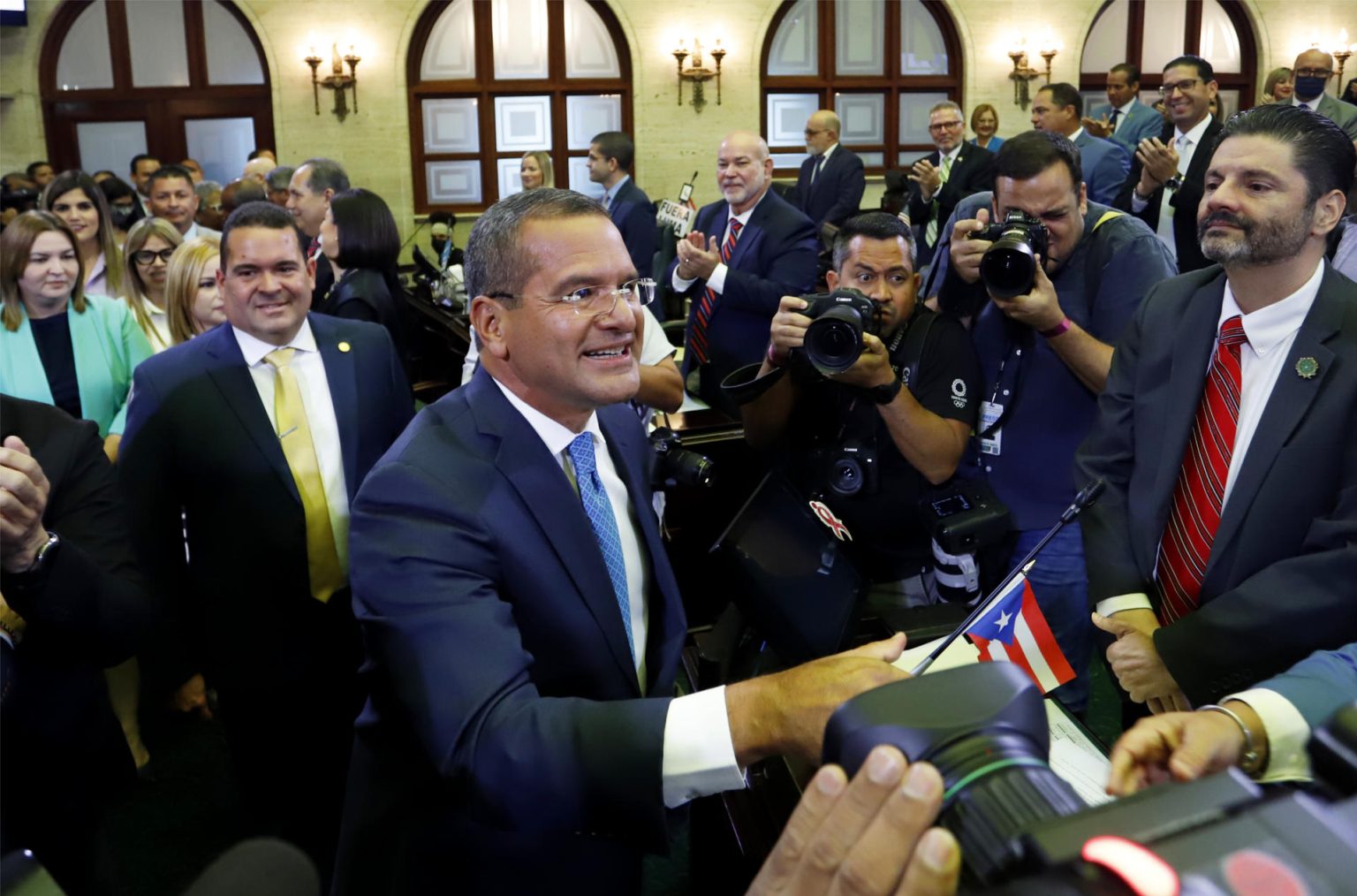 Fotografía en la que se observa al gobernador de Puerto Rico, Pedro Pierluisi, saludando a su llegada para dar su mensaje anual sobre la situación del Estado ante la Asamblea Legislativa en San Juan (Puerto Rico). EFE/Thais Llorca