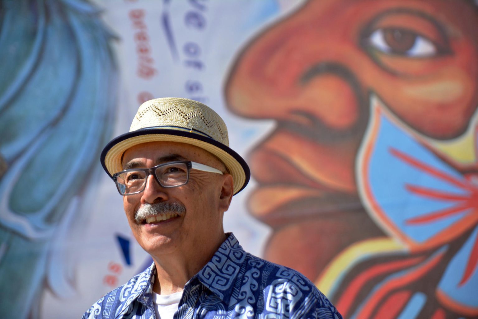 Fotografía cedida por Blue Flower Arts donde aparece Juan Felipe Herrera, el primer latino en ser nombrado Poeta Laureado de Estados Unidos, quien fue seleccionado para recibir la Medalla Frost 2023 por su trayectoria. EFE/Blue Flower Arts /SOLO USO EDITORIAL /NO VENTAS /SOLO DISPONIBLE PARA ILUSTRAR LA NOTICIA QUE ACOMPAÑA /CRÉDITO OBLIGATORIO