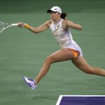 Fotografía de archivo, tomada el pasado 14 de marzo, en la que se registró a la tenista polaca Iga Swiatek, número uno del ranking de la WTA, en Indian Wells (California, EE.UU.). EFE/John G. Mabanglo