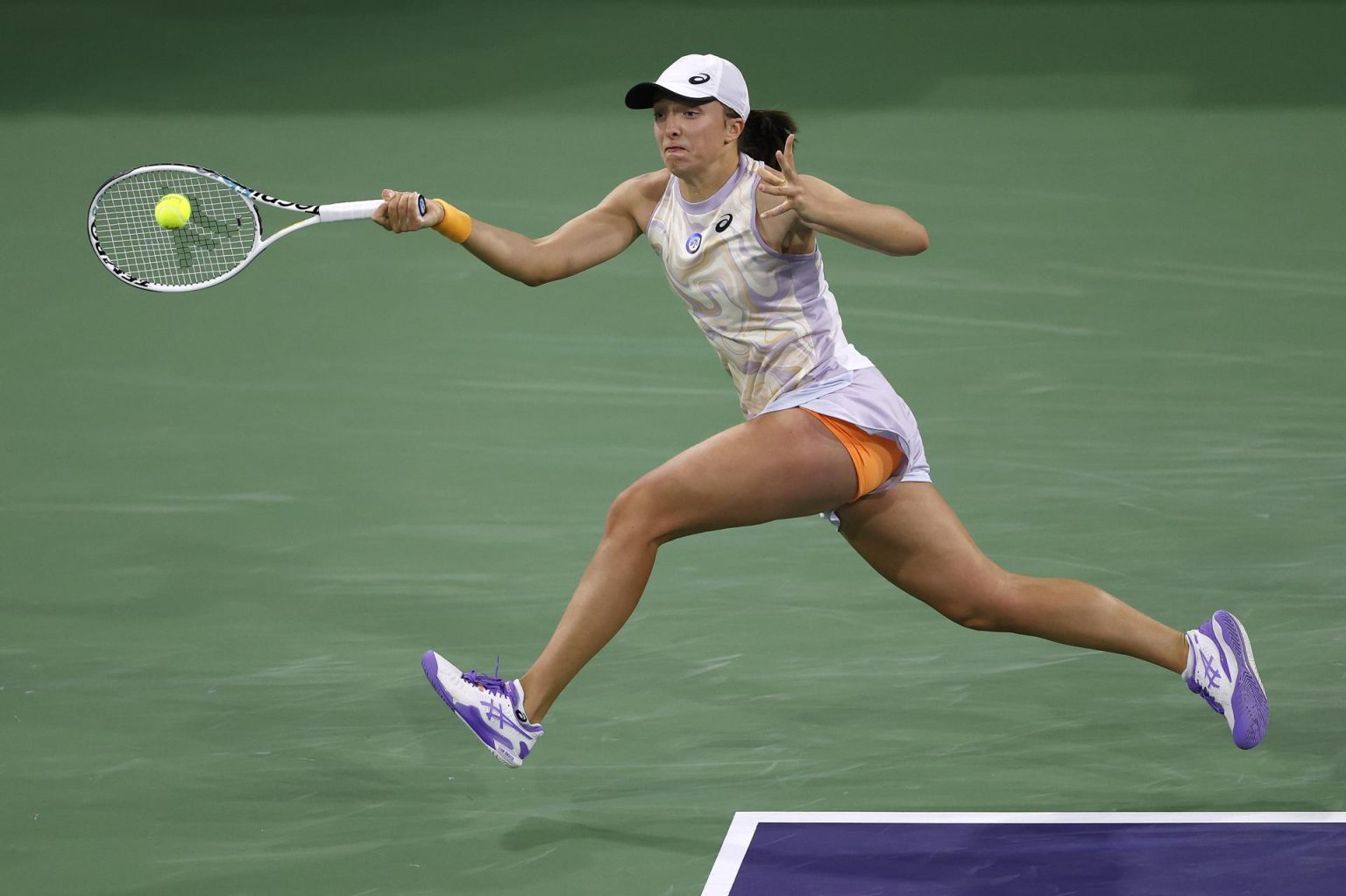 Fotografía de archivo, tomada el pasado 14 de marzo, en la que se registró a la tenista polaca Iga Swiatek, número uno del ranking de la WTA, en Indian Wells (California, EE.UU.). EFE/John G. Mabanglo