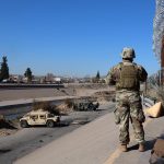 Un integrante de la Guardia Nacional estadounidense vigila en la valla fronteriza de El Paso, Texas, frente a Ciudad Juárez, México. Imagen de archivo. EFE/Octavio Guzmán