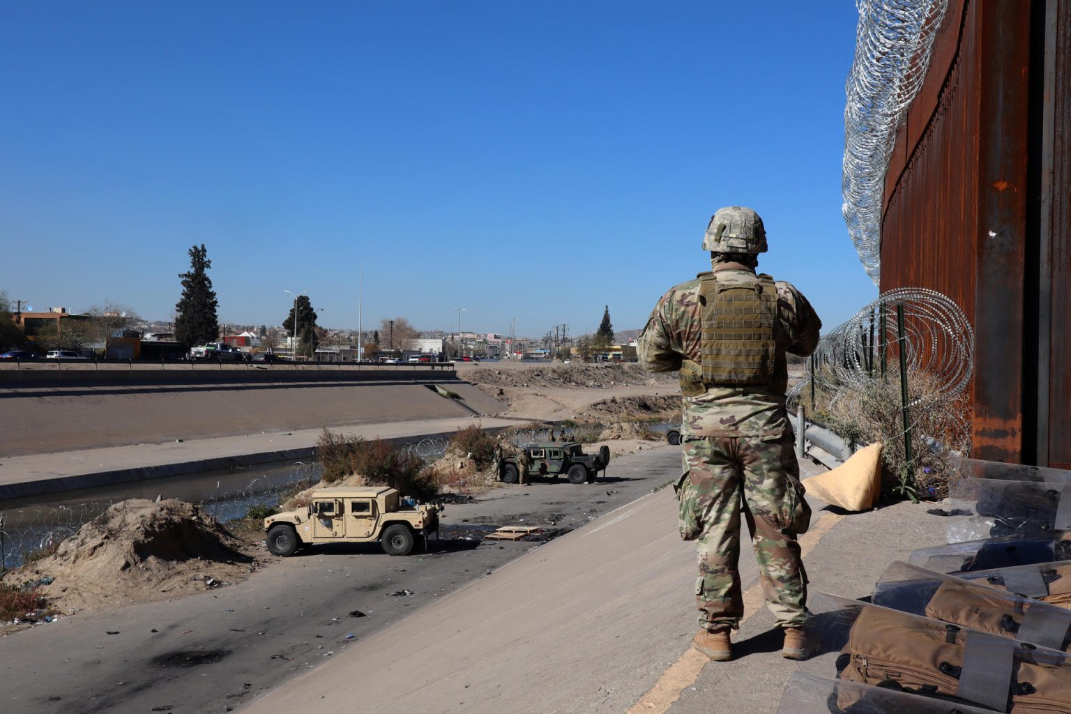 Un integrante de la Guardia Nacional estadounidense vigila en la valla fronteriza de El Paso, Texas, frente a Ciudad Juárez, México. Imagen de archivo. EFE/Octavio Guzmán