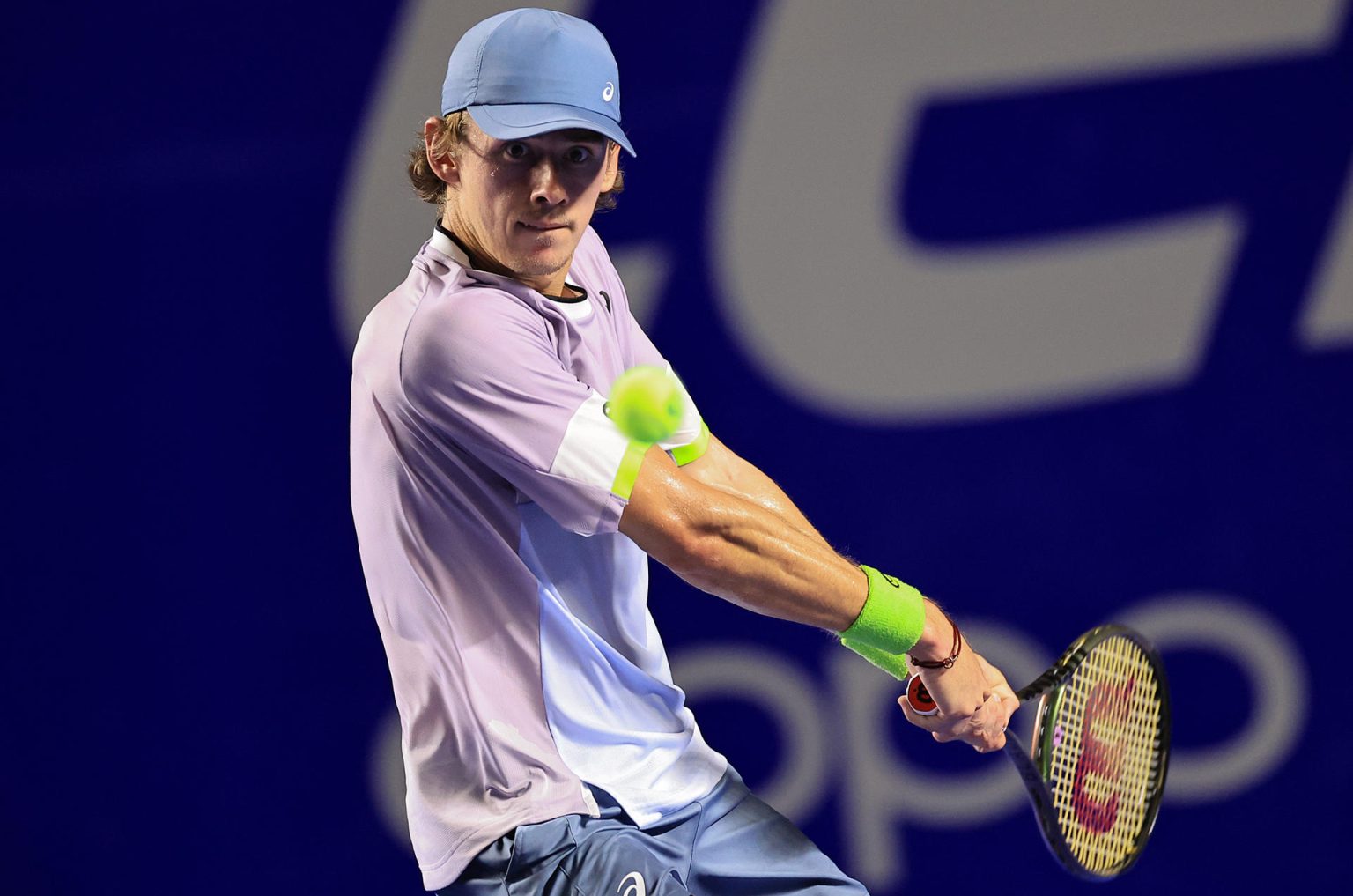 El tenista australiano Alex De Minaur, devuelve una bola ante el mexicano Rodrigo Pacheco hoy, durante un partido del Abierto Mexicano de Tenis 2023, realizado en el balneario de Acapulco, en el estado de Guerrero (México). EFE/David Guzmán