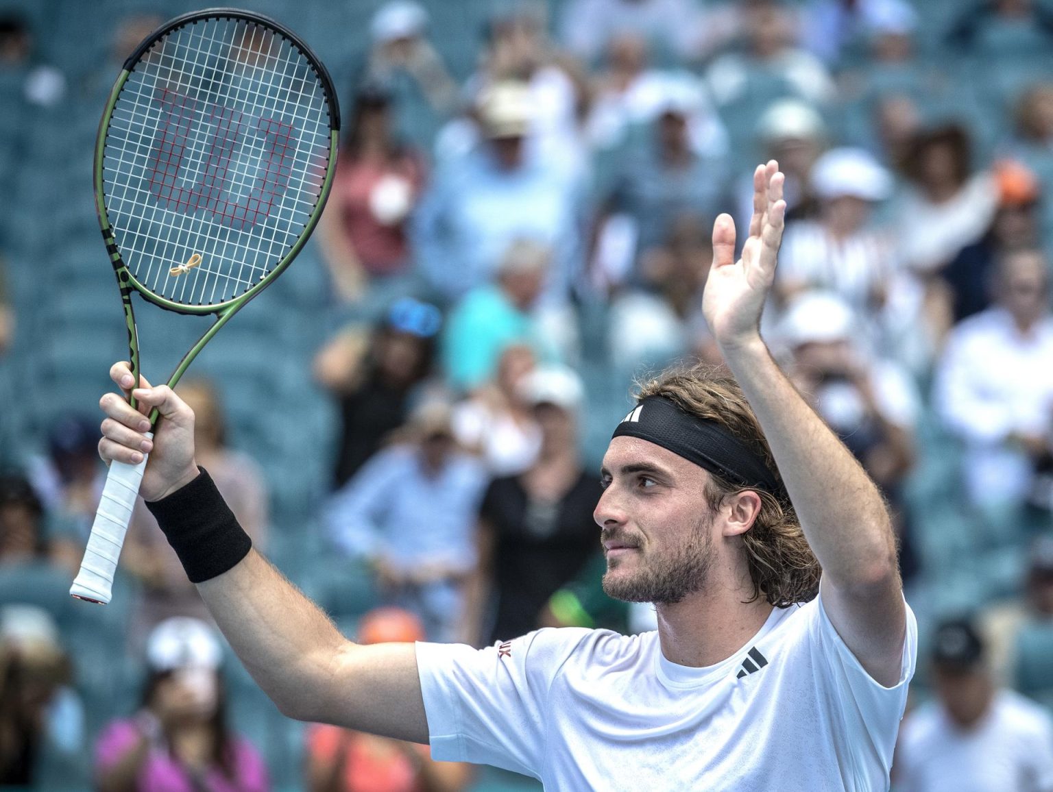 Stefanos Tsitsipas de Grecia celebra tras vencer a Cristian Garín de Chile durante el Masters 1000 de Miami en el Hard Rock Stadium, en Miami, Florida (EE.UU.), este 27 de marzo de 2023. EFE/EPA/Cristóbal Herrera-Ulashkevich