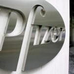 Foto de archivo del logo de la empresa estadounidense Pfizer en la sede mundial de la compañía en Nueva York (Estados Unidos). EFE/Justin Lane