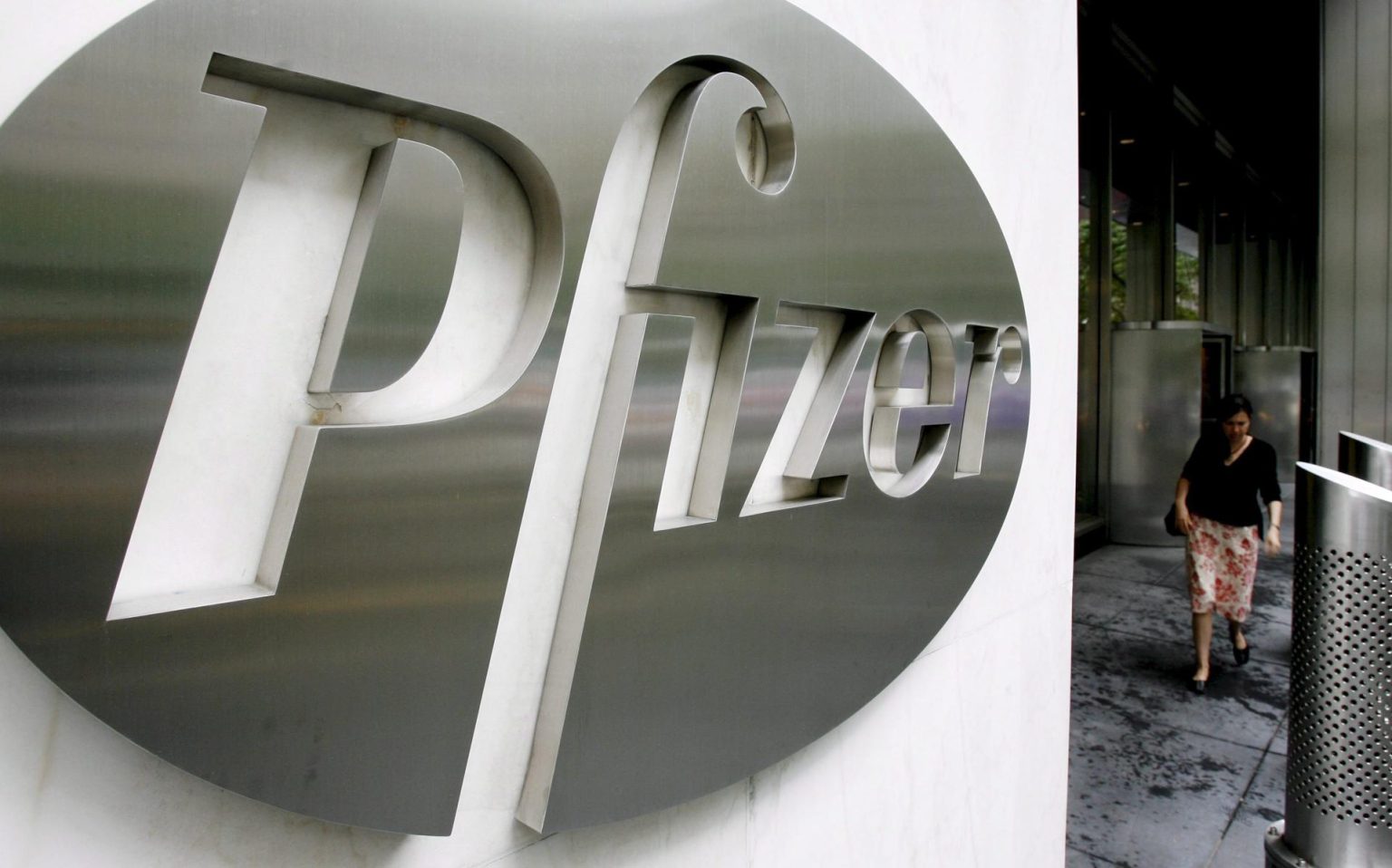 Foto de archivo del logo de la empresa estadounidense Pfizer en la sede mundial de la compañía en Nueva York (Estados Unidos). EFE/Justin Lane