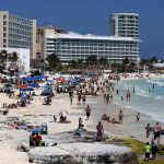 Visitantes disfrutan de la playa, el 11 de marzo de 2023, en Cancún, Quintana Roo (México). EFE/ Alonso Cupul