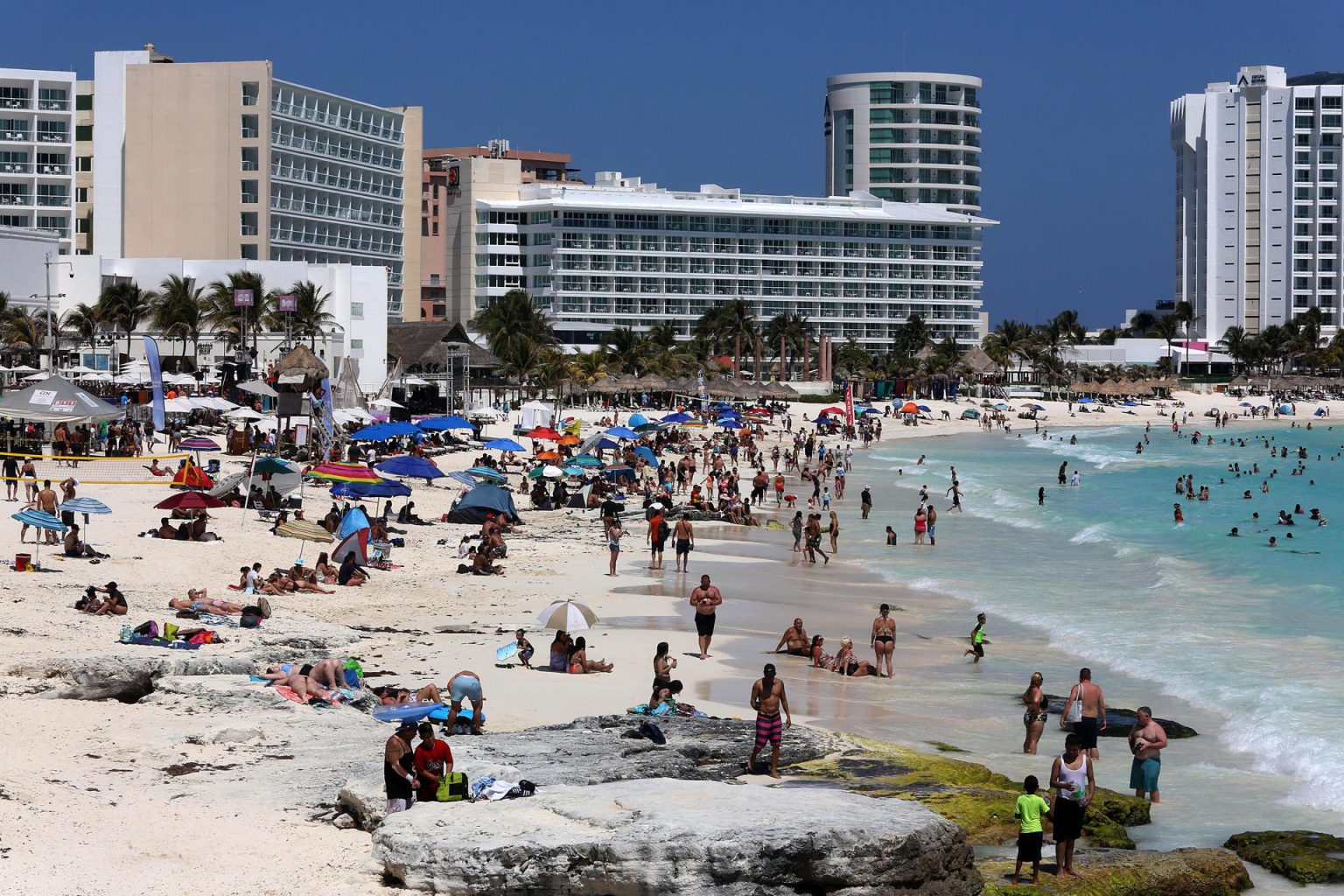 Visitantes disfrutan de la playa, el 11 de marzo de 2023, en Cancún, Quintana Roo (México). EFE/ Alonso Cupul