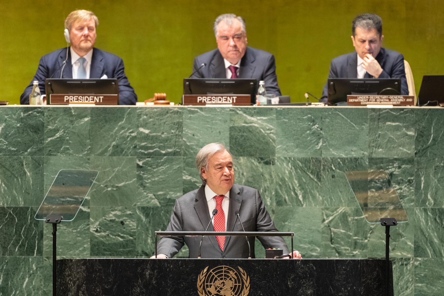 Fotografía cedida por la ONU donde aparece su secretario general, António Guterres (abajo), mientras habla junto al rey Guillermo Alejandro de los Países Bajos (i); el presidente de la República de Tayikistán, Emomali Rahmon (c), y el subsecretario de la Asamblea General, Movses Abelian (d), durante la inauguración de la Conferencia del Agua hoy en la sede del organismo internacional en Nueva York (EE. UU). EFE/Rick Bajornas/ONU /SOLO USO EDITORIAL/NO VENTAS/SOLO DISPONIBLE PARA ILUSTRAR LA NOTICIA QUE ACOMPAÑA/CRÉDITO OBLIGATORIO