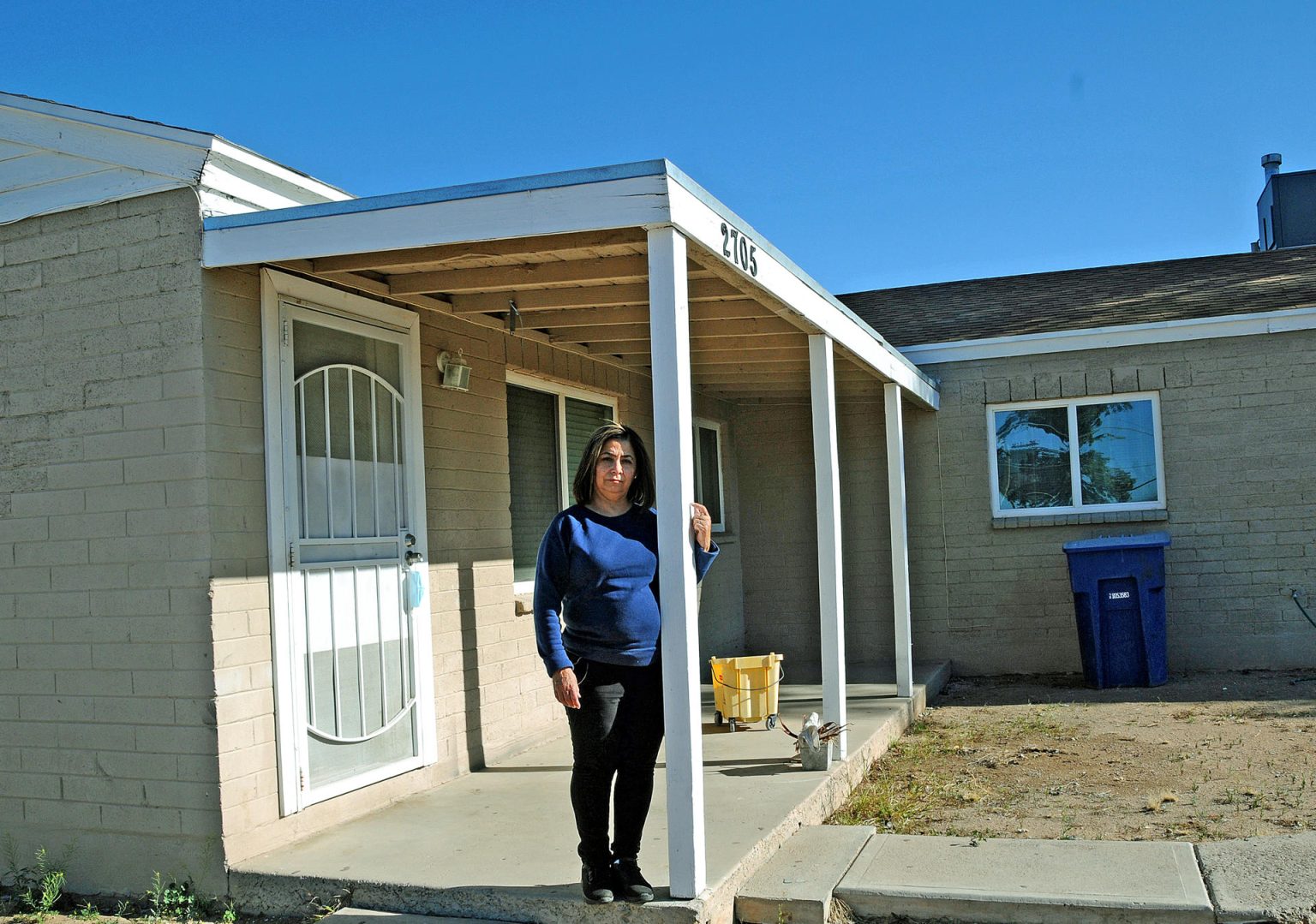 La hispana Gabby Domínguez posa frente a la casa donde vive con su hijo en Tucson, Arizona. EFE/María León